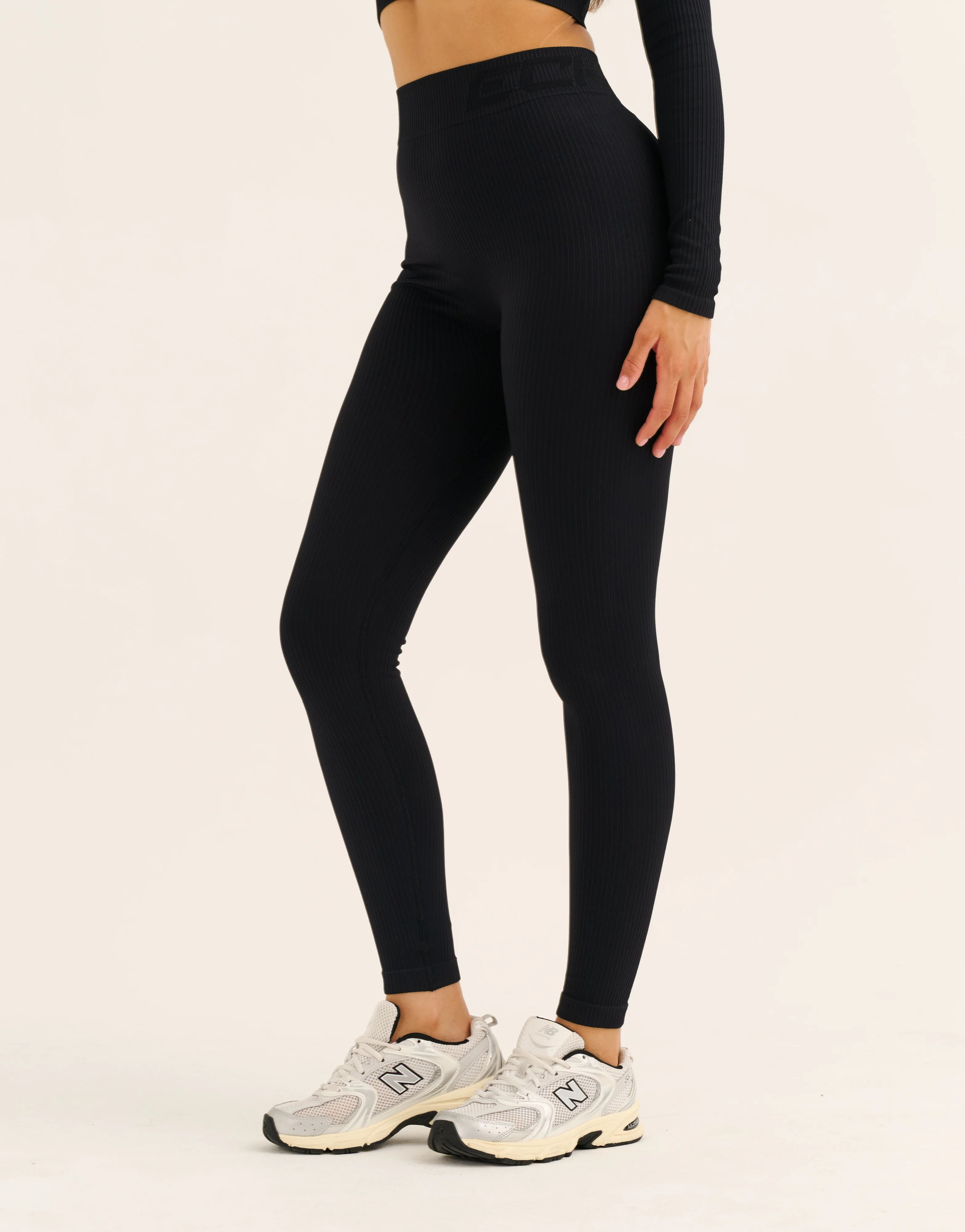 Arise Comfort Mid-Waist Leggings - Stealth Black